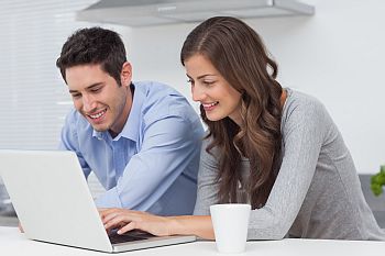 Junges Paar vor dem Computer auf der Suche nach einer Privatrechtsschutz